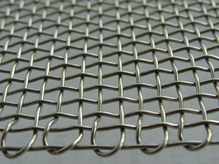 <a href=http://www.tekongjian.com target='_blank'>軋花網</a>在石油鉆井平臺防護的應用案例